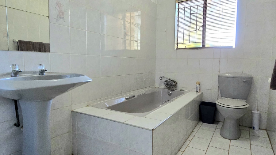 4 Bedroom Property for Sale in Geelhoutpark North West